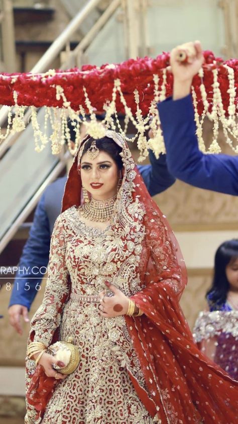 Bride Entrance, Shoots Ideas, Pakistani Bridal Couture, Bridal Entry, Pakistani Brides, Bride Entry, Wedding Shoots, Entrance Ideas, Bridal Lehenga Collection