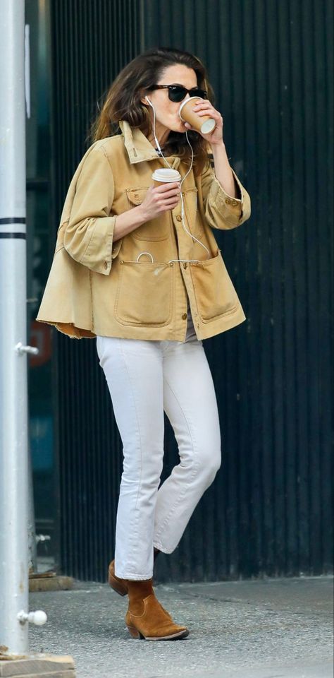 Keri Russell Style, White Jeans Outfit Winter, Style Chic Parisien, White Jeans Winter, Petite Casual, Style Parisienne, Keri Russell, Parisian Chic Style, White Jeans Outfit