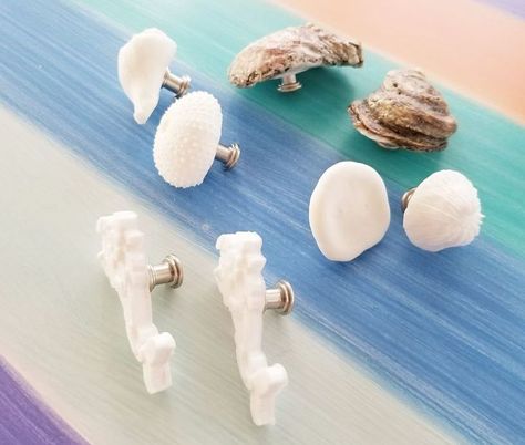 Diy Knobs And Pulls, Lego Knobs, Drawer Pulls Diy, Couple Projects, Seashell Drawing, Business Couple, Shell Knob, Glass Drawer Pulls, Beachy Bathroom