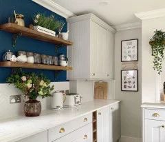 What colour wall paint for kitchen with cream cabinets | Houzz UK Navy Kitchen Walls, Blue Kitchen Walls, Cotswold Cottage, Navy Kitchen, Cream Kitchen, Blue Kitchens, Kitchen Diner, Kitchen Paint, Cheap Home Decor