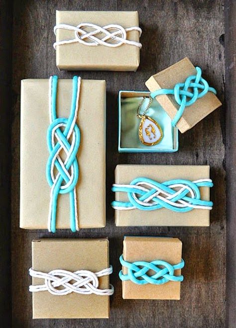 Tie the Knot this Christmas. Nautical Knot Gift Wrapping Ideas: http://www.completely-coastal.com/2014/11/nautical-knot-gift-wrapping.html Decor Marin, Coastal Christmas Decor, Nautical Knots, Beachy Christmas, Nautical Christmas, Gift Wrapping Ideas, Creative Gift Wrapping, Diy Gift Wrapping, Coastal Christmas