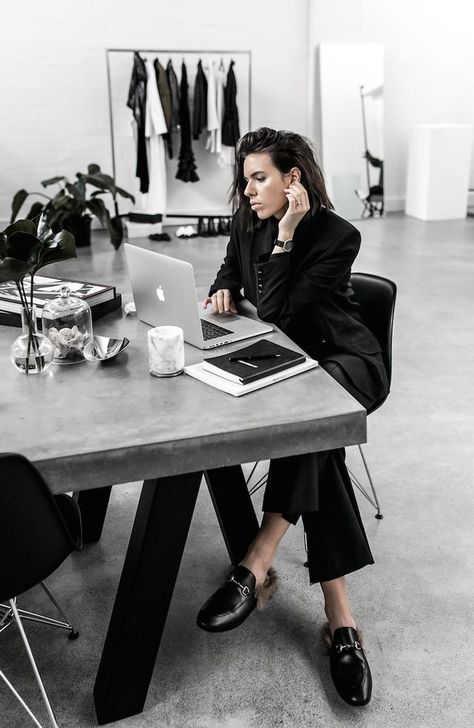 7 Bloggers Give Us A Look Into Their Workspaces Fashion Design Studio Workspaces, Blogger Office, Fashion Design Studio, Design Studio Workspace, Design Studio Office, Fashion Designer Studio, Studio Workspace, Designer Studio, Fashion Design Portfolio