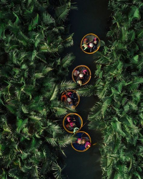 Floating Down The River, Bamboo Boat, Vietnam Photos, Round Boat, Vietnam Tourism, Vietnam Art, Fishing Vessel, Kunming, Coconut Grove