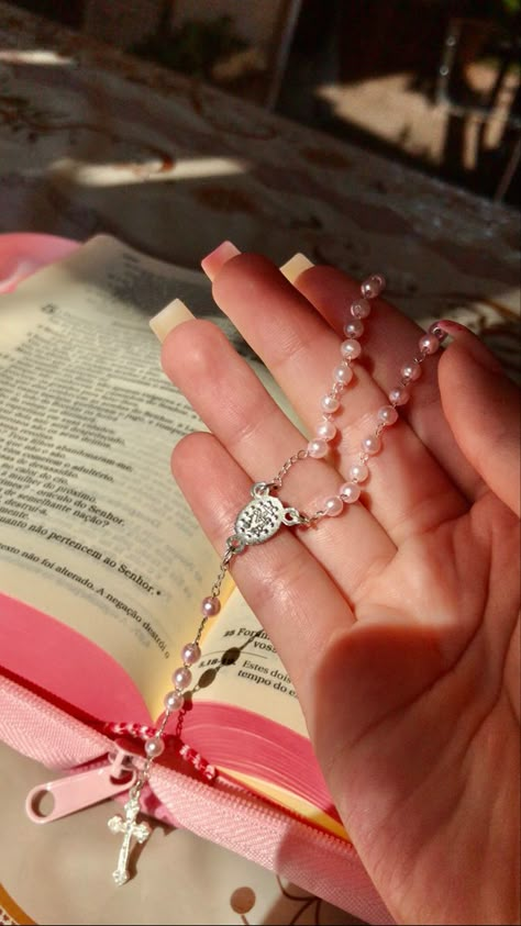 Catholic Rosary Aesthetic, Catholism Aesthetic, Catolico Aesthetic, Jesus Girl Aesthetic, Catholic Core Aesthetic, Rosary Aesthetic, Religion Aesthetic, Bible Quotes Healing, Catholic Core