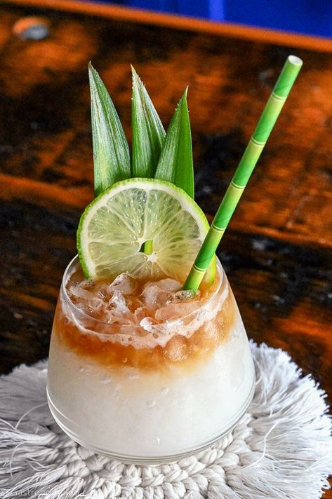 Best Mai Tai Recipe, Thai Cocktails, Island Cocktails, Summer Beach Cocktails, Mai Tai Cocktail Recipes, Mai Tai Recipe, Mai Tai Cocktail, Tropical Drink Recipes, Hawaiian Drinks