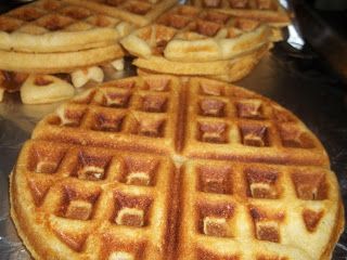 Jiffy Cornbread Waffles, Cornbread Waffles Recipe, Jiffy Mix Recipes, Jiffy Recipes, Water Cornbread, Jiffy Cornbread Recipes, Cornbread Waffles, Chili Bar, Jiffy Cornbread Mix