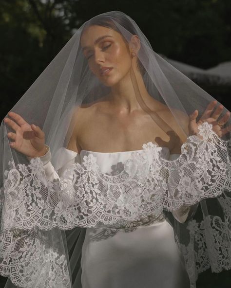 VEILS - With there being so many beautiful veils available, how do you pick just one! Are you a classic veil bride or an extravagant one? G&G x #wedding #bridal #ukwedding #londonwedding #bride #weddingplanning #weddingaccesories #weddinginspiration #bridetobe #luxuryweddings #veil #veils #veilgoals Bride Getting Ready Photography, Getting Ready Photography, Old Hollywood Wedding, Wedding Accesories, Beautiful Veil, Hollywood Wedding, Bridal Pictures, Fancy Wedding Dresses, Bride Portrait