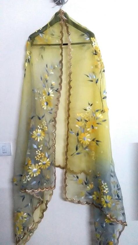 Hand paint dupatta Paint Dupatta Designs, Hand Painted Clothing Indian, Designer Duppatas Ideas, Dupatta Painting Designs, Organza Hand Painted Dupatta, Hand Painted Dupattas, Dupatta Painting, Painted Dupatta, Fabric Colour Painting