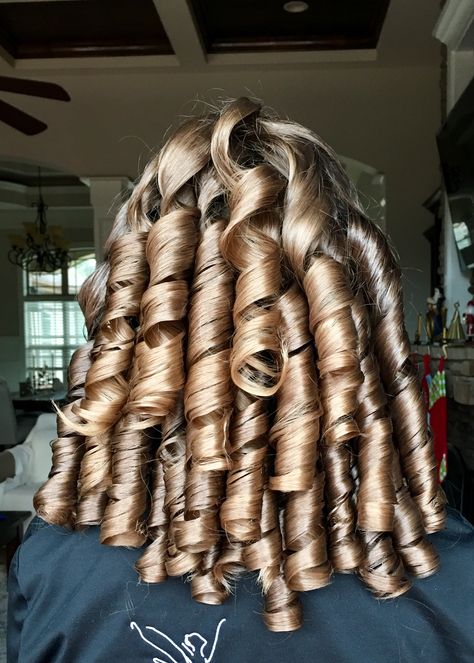 Nutcracker curls Sausage Curls, Candy Curls Hairstyles, Long Ringlet Curls Natural, Long Ringlet Curls, Tight Wand Curls, Large Ringlet Curls, Big Hot Roller Curls, Ringlets Hair, Big Curls For Long Hair