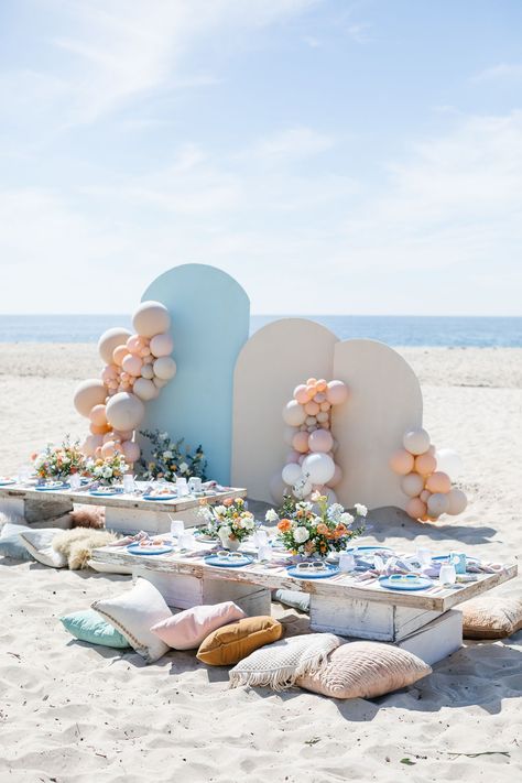 Birth Party Ideas, Birthday Party On The Beach, Boho Theme Decor, Beach Gender Reveal, Beach Picnic Party, Party At The Beach, Party On The Beach, Teepee Party, Perfect Beach Day