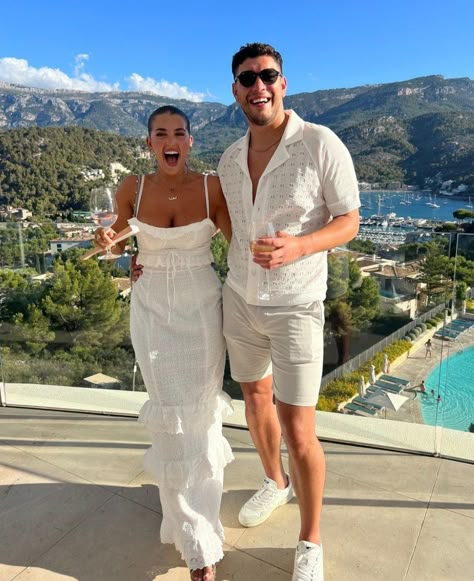 💌pic credits:@diocrowe All White Beach Party Outfit, Greece Theme, Hispanic Clothing, Couple Dressing, White Attire, White Dress Outfit, Greek Summer, Beach Party Outfits, Elegant White Dress