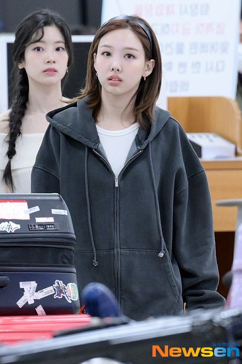 Film Camera Photography, Kpop Hair, Nayeon Twice, Im Nayeon, Girl Inspiration, Lucky Girl, Korean Celebrities, 가을 패션, Airport Style