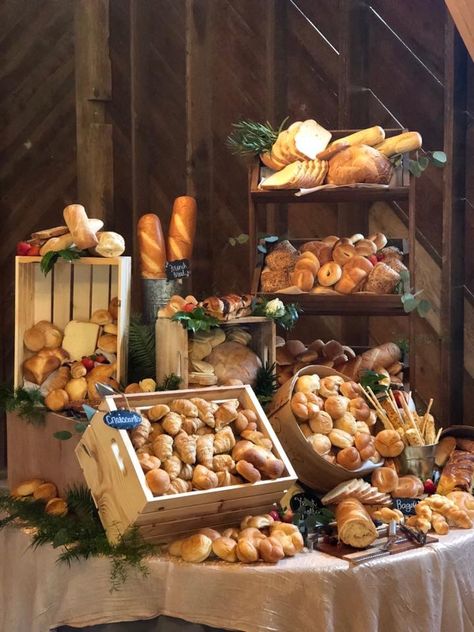 Italian Appetizers Wedding, Table Setting Buffet Wedding, Bread Station Wedding, Bread Grazing Table, Bagel Catering Display, Bread Station Buffet, Soup Display Ideas, Wedding Bread Table, Round Table Food Display