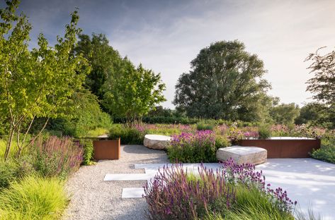 Cambridgeshire Garden | A modern English country garden Country Style Landscaping, English Landscape Garden, Modern English Country, Naturalistic Garden, Grasses Landscaping, Patio Garden Design, English Country Gardens, Family Garden, Contemporary Garden