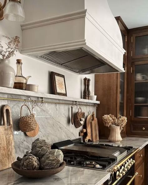 Pinterest pics I’m swooning over. I’ve been obsessed with this kitchen ever since @brepurposed posted it. The marble backsplash, the marble shelf, the dark toned wood….absolute perfection!! The bathroom is giving me a lot of ideas for when we remodel our main bathroom. The tile is stunning and I love the brass and the detail in the mirror. The living room is exactly what I want our built-ins to look like once we tackle that project. I’m also loving the deep hues of the armchairs. What ... Modern Open Kitchen Design, Open Kitchen Design Ideas, European Style Kitchen, Modern Open Kitchen, European Farmhouse Kitchen, Small Open Kitchens, Open Kitchen Design, Open Kitchen Cabinets, European Kitchen Design