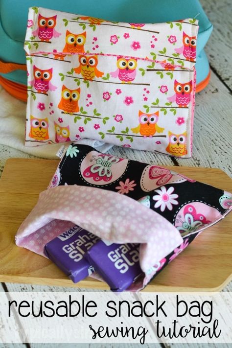 Reusable Snack Bag Sewing Tutorial Reusable Snack Bags Tutorial, Fabric Snack Bags, Kitchen Sewing, Bag Sewing Tutorial, Retreat Gifts, Sew Projects, Bazaar Ideas, Sewing Things, Kitchen Fun