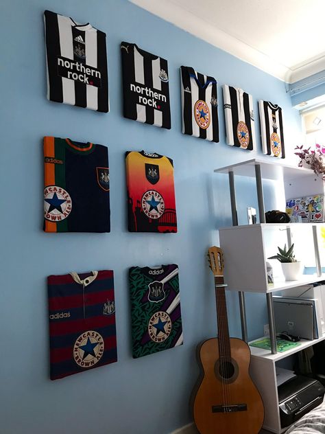 Paul Dredge on Twitter: "A few months ago I saw a picture of someone hanging their old football shirts on a wall, which gave me an idea.  Today I finished my little project in my office.  #NUFC @NUFC… https://t.co/Wxjt9DC9ZD" Retro Gamer Room, Gamer Room Ideas, Sports Jersey Display, Old Football Shirts, Old Football, Soccer Room, Football Rooms, Football Bedroom, Retro Games Room