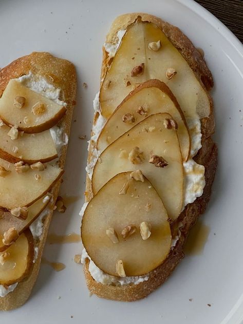 Pear Toast Ideas, Pears Aesthetic, Whipped Lemon Ricotta, Pear Toast, Breakfest Ideas, Mental Diet, Honey Drizzle, Caramel Pears, Pear Dessert