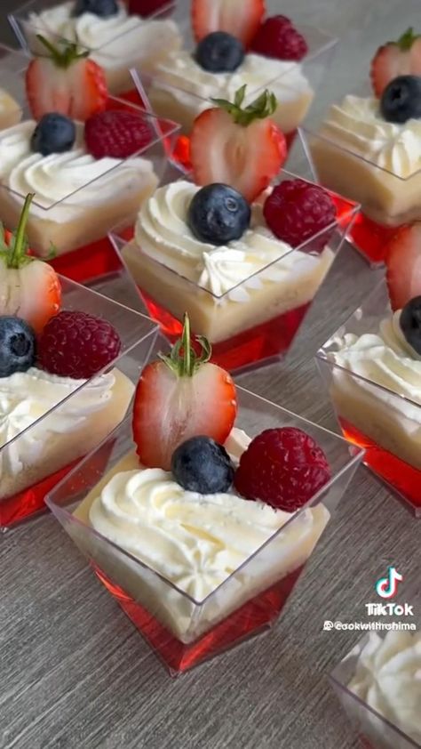 No Bake Cup Desserts, Dessert Shots Recipes, Dessert Cup Ideas, Jelly Trifle, Desert Cups Ideas, Fruit Parfait Cups, 13 Birthday Picture Ideas, Shot Glass Desserts Recipes, Mini Trifle Desserts