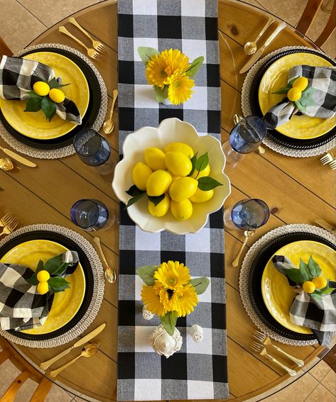 Lemon House Decor, Lemon Table Setting Ideas, Lemon Dinner Table Decor, Lemon Themed Table Settings, Summer Tablescapes Indoor, Lemon Table Decorations, Lemon Table Setting, Ideas For Table Decorations, Decor Dinner Table