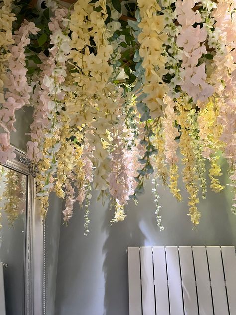 Hanging Ceiling Flowers, Flowers On Ceiling, Ceiling Flowers, Hanging Flowers Wedding, Flowers Hanging, Wedding House, Hanging Ceiling, Room Deco, Hanging Flowers