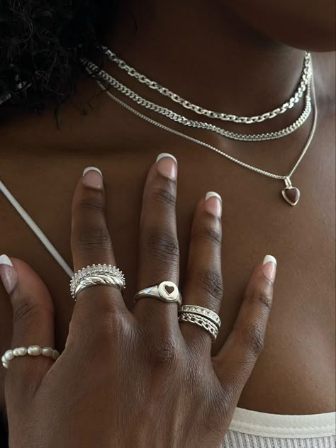 Silver Necklaces Black Women, Silver Jewelry Brown Skin, Silver Jewelry Astethic, Silver Jewellery Black Women, Silver Jewelry Dark Skin, Stacked Rings Aesthetic Silver, Silver Rings Jewelry, Silver Vs Gold Jewelry, Silver Jewelry Aesthetic Black Women