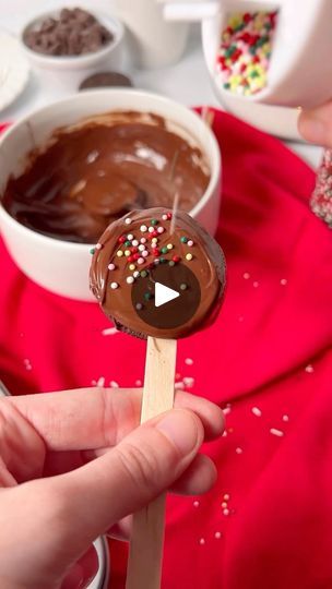 17K views · 834 reactions | Day 5 of TWELVE Days of 🎄Cookies! This is another EASY one & so fun! Holiday OREO Cookie Pops are a great treat to make with the kids. Use your favorite holiday sprinkles. Recipe link in bio! #christmascookies #cookiepops #oreopops #nobakecookies #twelvedaysofchristmas #12daysofcookies #12daysofchristmascookies #bakingwithkids https://www.momlovesbaking.com/holiday-oreo-cookie-pops/ | Lise Ode | Mom Loves Baking ® | momlovesbaking · Original audio Oreo Cookie Dessert, Oreo Cookie Pops, Sprinkles Recipe, Holiday Sprinkles, Christmas Cups, Oreo Pops, Cookie Pops, Oreo Cookie, Cookie Cups