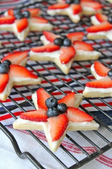 Mini Fruit Pizzas, Patriotic Food, 4th Of July Desserts, Fourth Of July Food, Themed Desserts, Star Cookies, July Party, High Tea, 3 Ingredients