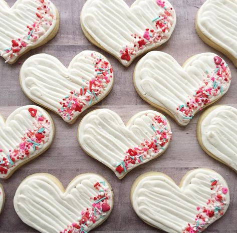 Valentine Cookies Decorated, Valentines Day Sugar Cookies, Cookies Cupcake, Heart Sugar Cookie, Buttercream Decorating, Valentine Sugar Cookies, Valentines Baking, Shaped Cookies, Valentine Desserts