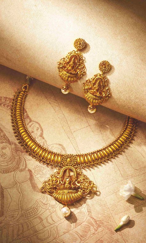 Reliance Jewels Unveils The Majestic Thanjavur Collection For Akshaya Tritiya 2023 - ShaadiWish Reliance Jewels, Grt Jewellers, Antique Necklace Gold, Akshaya Tritiya, Set Photography, Photographing Jewelry, Jewellery Shoot, Jewellery Photography Inspiration, Jewelry Product Shots