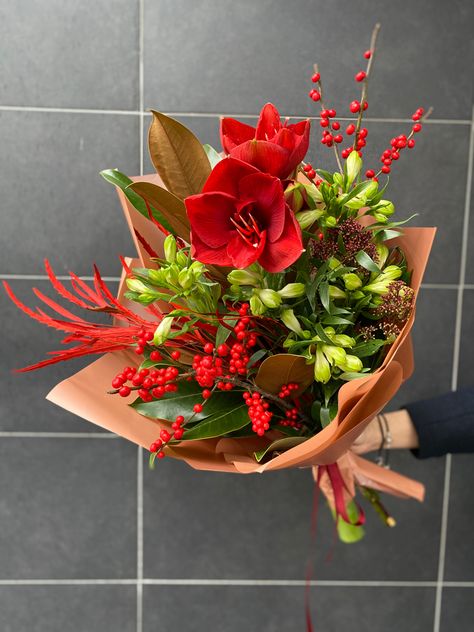 Bouquet with amaryllis, ilex, alstroemeria, magnolia Christmas Flowers Bouquet, Christmas Bouquet Ideas, Nail Designs Flowers, Art Flower Wallpaper, Christmas Flower Arrangements Ideas, Nails Acrylic Flowers, Grad Bouquet, Tattoo Design Flower, Amaryllis Bouquet