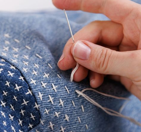 Visual Mending Jeans, Mending Holes With Embroidery, Visible Mending Embroidery, Visual Mending, Visible Mending Jeans, Embroidery Mending, Visible Mending Stitches, Sashiko Mending, Creative Mending