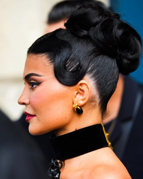 Finger Waves Long Hair Updo, Finger Wave Hairstyles For Long Hair, Finger Wave Ponytail, Old Hollywood Hairstyles Black Women, 90s Bridal Hair, Hollywood Waves Updo, Finger Waves On Long Hair, Finger Waves Updo, Kylie Jenner In Paris