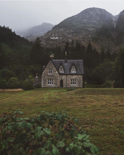 Green, Green and Beautiful Things ~ 𝒲𝑒𝑒𝓀𝑒𝓃𝒹 𝐹𝒶𝓋𝑜𝓇𝒾𝓉𝑒𝓈 Hapkido, Dark Cottagecore, Old Stone, English Cottage, Stone House, English Countryside, House In The Woods, My Dream Home, Old House