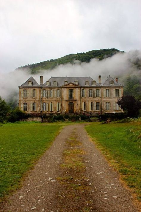 Chateau De Gudanes, Abandoned Mansion, Abandoned House, Chateau France, Abandoned Mansions, Abandoned Buildings, Abandoned Houses, Beautiful Buildings, South Of France