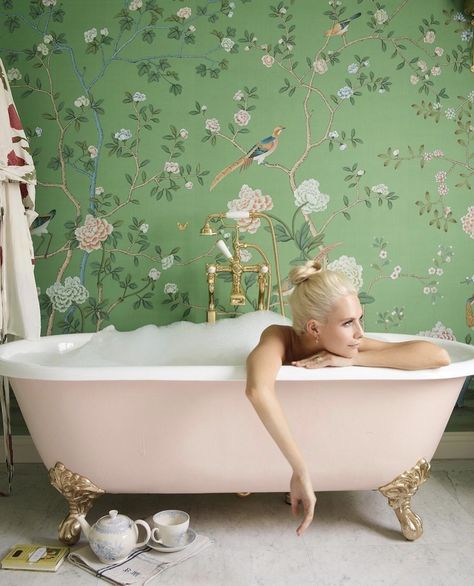 Bathroom Symbols, Pink Bathtub, Bathtub Photography, De Gournay Wallpaper, London Houses, Stately Homes, Poppy Delevingne, Style Cottage, Chinoiserie Wallpaper