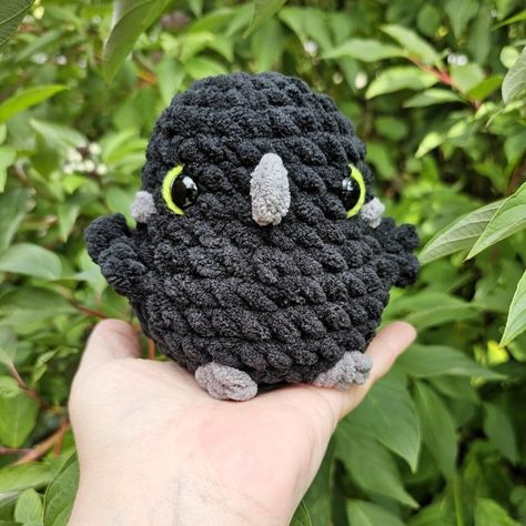 This cutie is joining the rest of the flock! Raven/Crow ❤️ pattern by: @anniecarrawayart #crochetbirds #crochetplushie #cutecrochet #amigurumibird Raven Crochet Pattern, Raven Crochet Pattern Free, Crow Crochet Pattern Free, Crochet Raven, Raven Crochet, Crow Crochet, Dark Crochet, Crow Pattern, Crochet Plushies