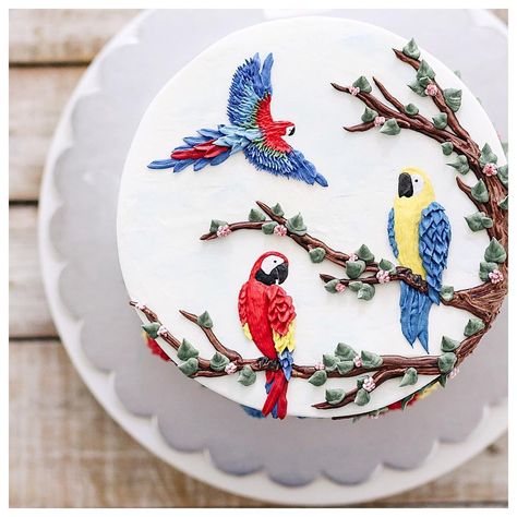 Bird Cake Ideas, Cake Painting Tutorial, Cakes Without Fondant, Different Kinds Of Cakes, Cake Painting, Birds Cake, Bird Cake, Buttercream Flower Cake, Buttercream Flower