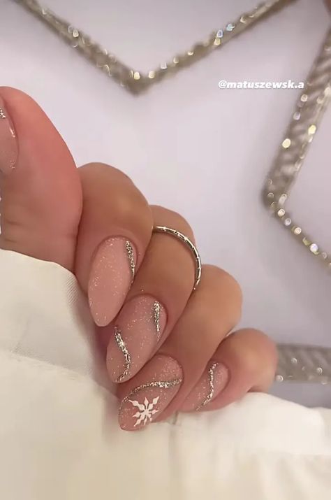 Short Almond Christmas Nails Winter, Rave Nails, New Years Nail Designs, 2023 Nails, New Years Eve Nails, Christmas Nails Easy, Nails Aesthetic, Almond Nails Designs, Christmas Nails Acrylic