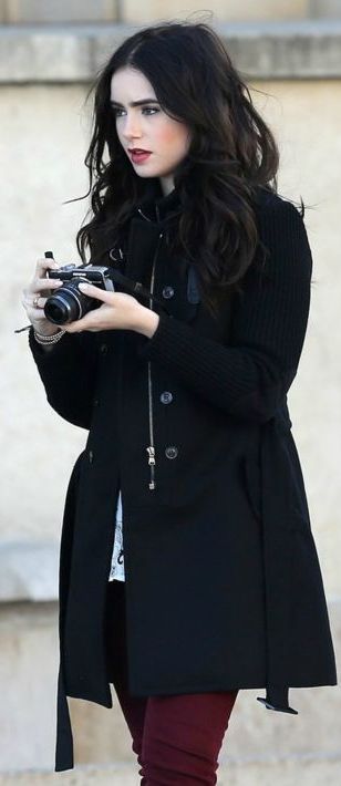 Holding A Camera, Lily Collins Style, Pale Makeup, Hair Pale Skin, Zodiac Characters, Boho Chique, Female Celebrities, Lily Collins, Pale Skin