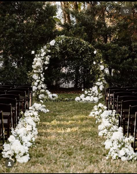 Minimalistic Outdoor Wedding, Minimal Wedding Decor Ceremony Backdrop, Wedding Ceremony Without Arch, Small Outdoor Ceremony, Wedding Arch Inspiration, Ceremony Arch Flowers Simple, Outdoor Wedding Altar Decor, Wedding Arch Minimalist, Simple Wedding Ceremony Flowers