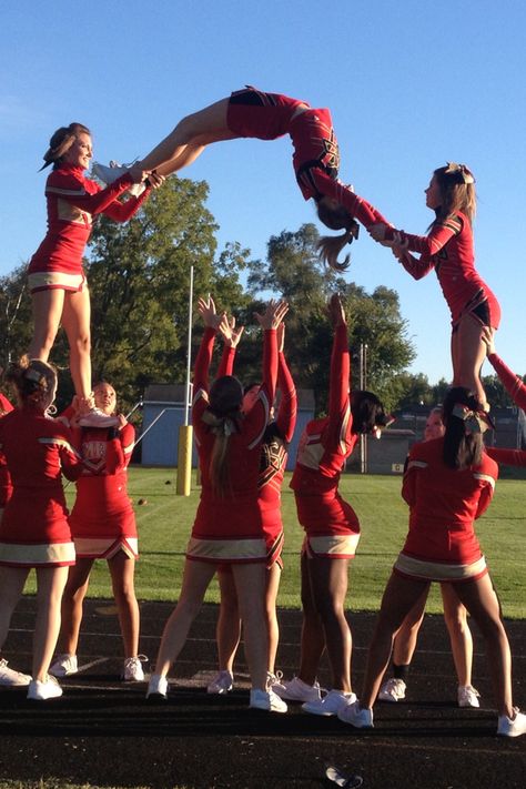 Cheer stunt, arch back Cute Cheer Stunts, Easy Cheer Stunts, Stunt Ideas, Cheer Pyramids, Cool Stunts, Great White Sharks Cheer, Cheerleading Pyramids, Cool Cheer Stunts, Stunt Video