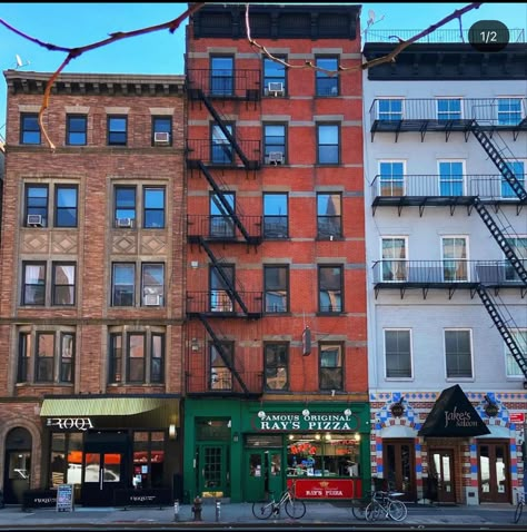 Mid Town New York, New York Buildings Aesthetic, Bloxburg New York Apartment, City Apartment Exterior, Bloxburg Nyc, Pizzeria New York, Side Of Building, Brick Apartments, New York Building