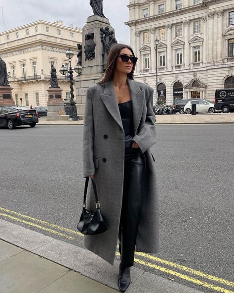 Grey Coat Outfit Winter, Grey Coat Outfit, Vinter Mode Outfits, Australian Winter Fashion, Australian Winter, T Shirt Outfits, Winter Coat Outfits, Parisian Aesthetic, Getting Bored