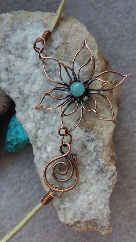 Flower Wire Jewelry, Wire Wrapped Flower Pendant, Wire Lotus Flower, Copper Wire Crafts Diy, Wire Wrap Flower, Wire Jewelry Ideas, Wire Wrap Beads, Beaded Wire Art, Jewelry Tutorials Free