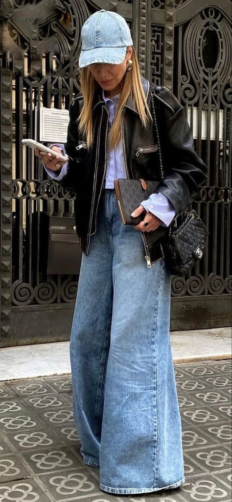 Outfits With Wide Leg Jeans, Wide Leg Outfit, Street Style 2023, Style Wide Leg Jeans, Wide Leg Jeans Outfit, Denim Street Style, Legs Outfit, Jeans Street Style, Jeans Outfit Ideas