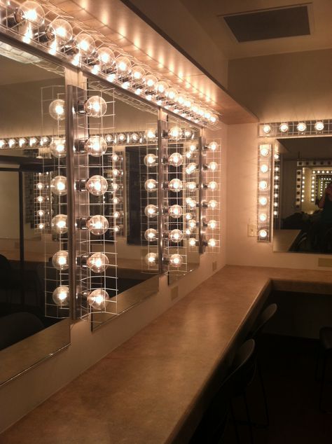 Tonight I had my first ever ballet concert and I walked into the dressing room and I squealed inside when I saw these lights. They make me happy ^.^ Screenplay Ideas, Ballet Concert, Vintage Dressing Rooms, Backstage Makeup, Chill Room, Salon Suites, Theatre Life, Makeup Rooms, Trendy Makeup