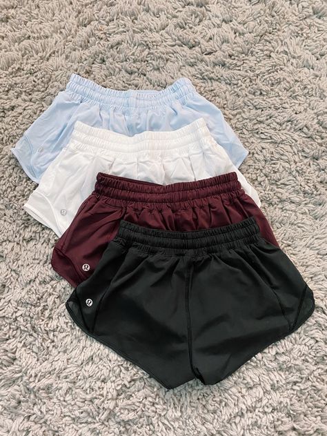 Lulumelon Shorts, Lulu Lemon Tops, Lululemon Athletic Shorts For Summer Training, Lululemon Casual Shorts, Summer Shorts By Lululemon, Lululemon Summer Shorts, Lulu Lemon Outfits, Lululemon Shorts Outfit, Lulu 2.5 Shorts