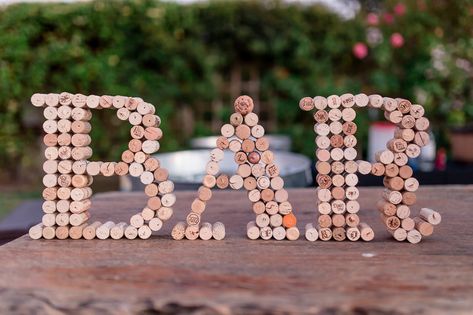 Wine Cork Bar Sign, Cork Bar Sign, Bar Sign Ideas, Vino Color, Cards Sign Wedding, Cork Crafts Diy, Wine Cork Diy Crafts, Wine Cork Diy, Wine Cork Projects