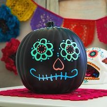 Small Pumpkin Carving, Pumpkin Patch Ideas, Day Of The Dead Pumpkin, Cute Pumpkin Designs, Halloween Wallpaper Aesthetic, Disney Pumpkin Painting, Halloween Pumpkin Crafts, Creative Pumpkin Painting, Creative Pumpkin Decorating